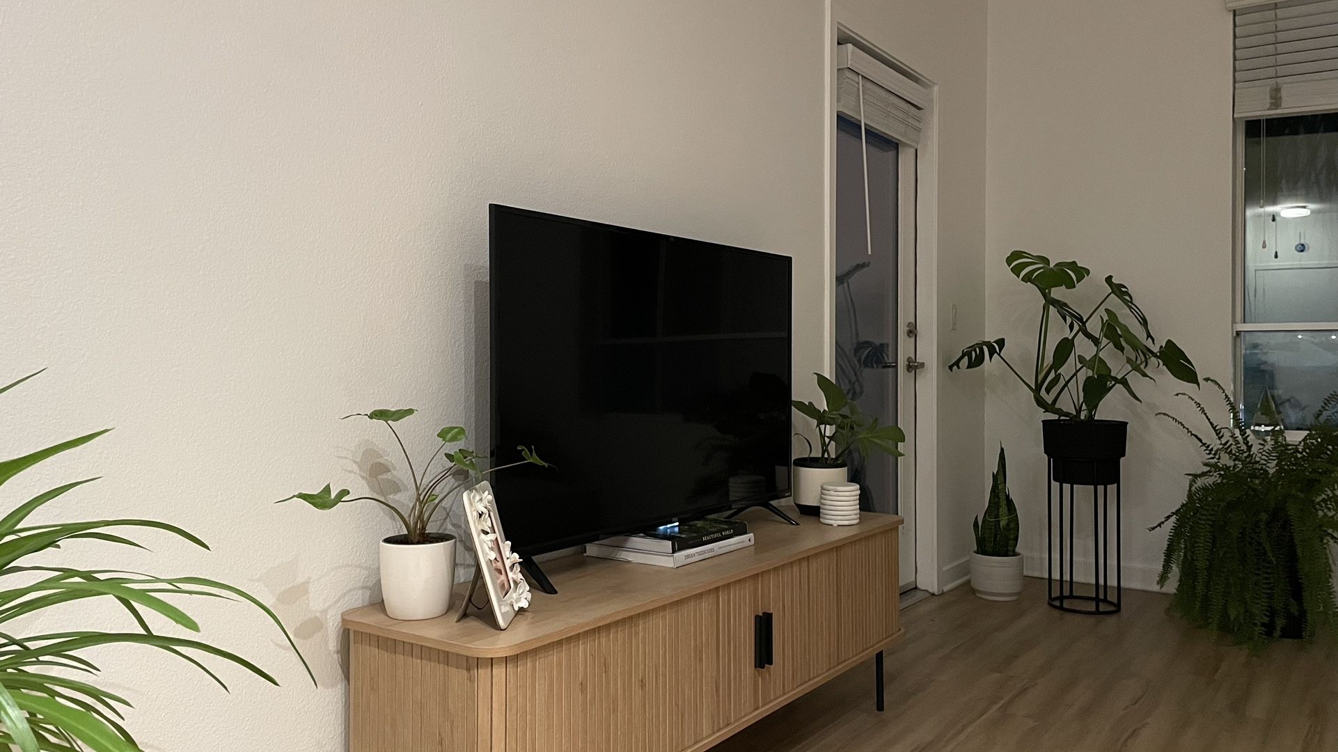 TCL TV - 50” CLASS 4-SERIES 4K UHD HDR ROKU SMART TV