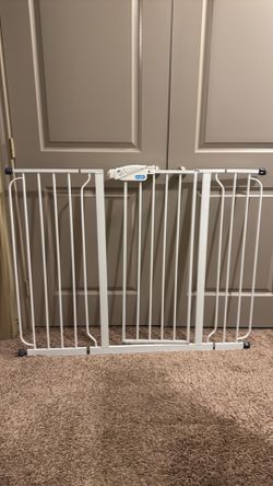 Regalo Easy Step 38.5-Inch Extra Wide Walk Thru Baby/Pet Gate