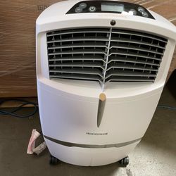 Honeywell 525 CFM Portable Evaporative Air Swamp Cooler 320-Sq Ft