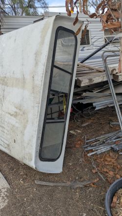 Truck bed camper shell