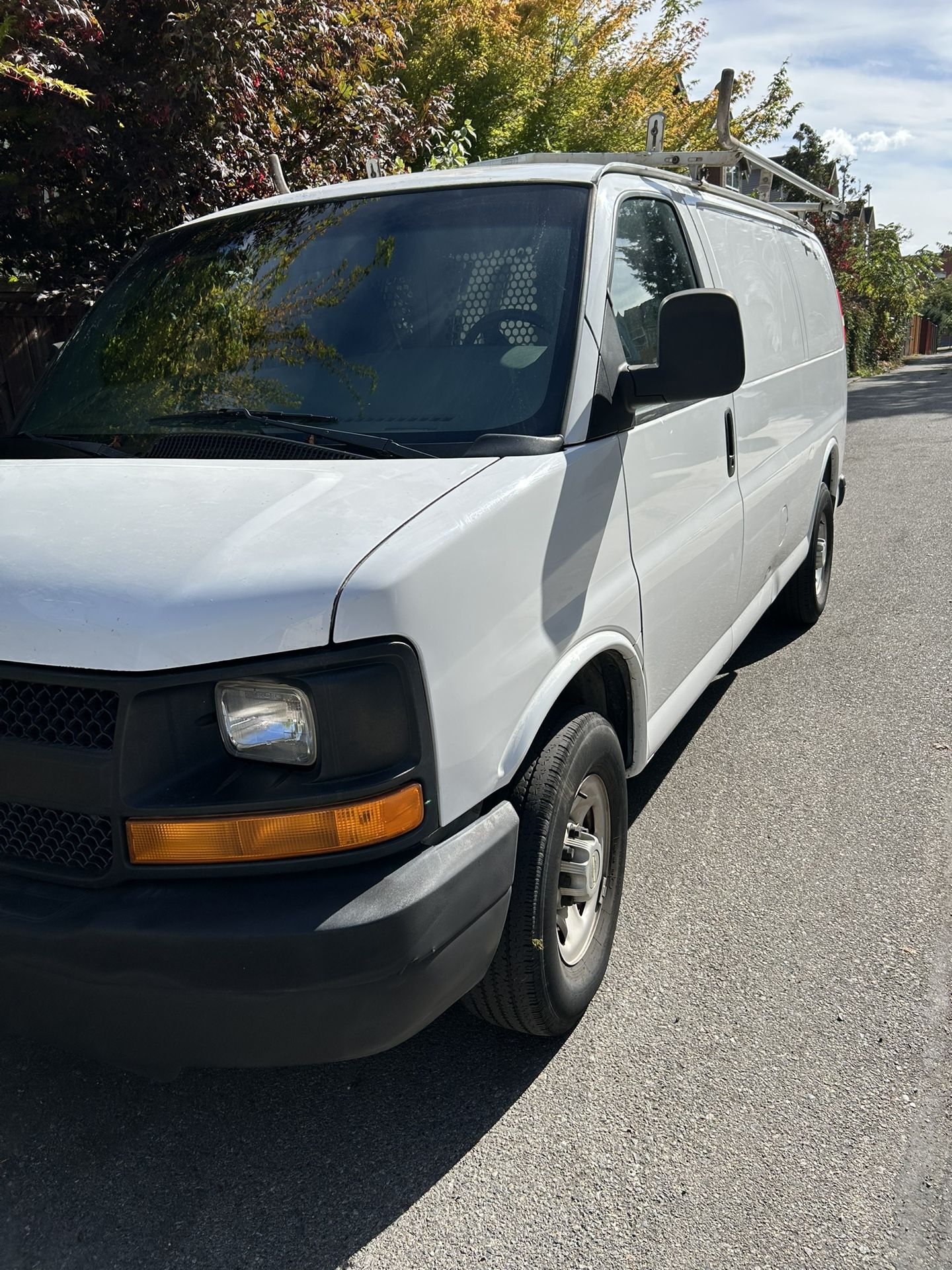 2008 Chevy Express Cargo Van 2500 4.8L A/C Racks Good Tires Construcción Painting Gardening Plumbing Excellent Engine Tranny 145K Clean Title Ready To