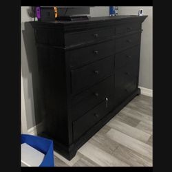Black Bedroom Set / No Bed Frame