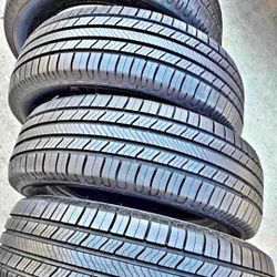 225/60/18 Vendo un Set De Llantas Marca Michelin En Muy Buenas Condiciones De Vida Las 4 
