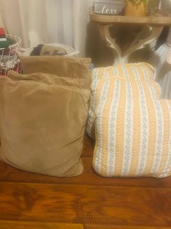 6 pillows. 12.00$