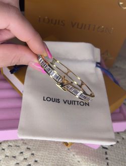 New comes with dust bag bracelet
