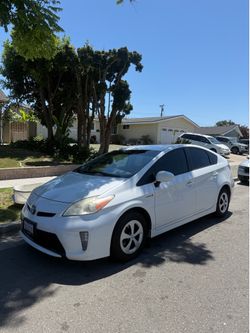 2013 Toyota Prius Hybrid 2 – 45-50 MPG – Full Carfax Included – Clean Title