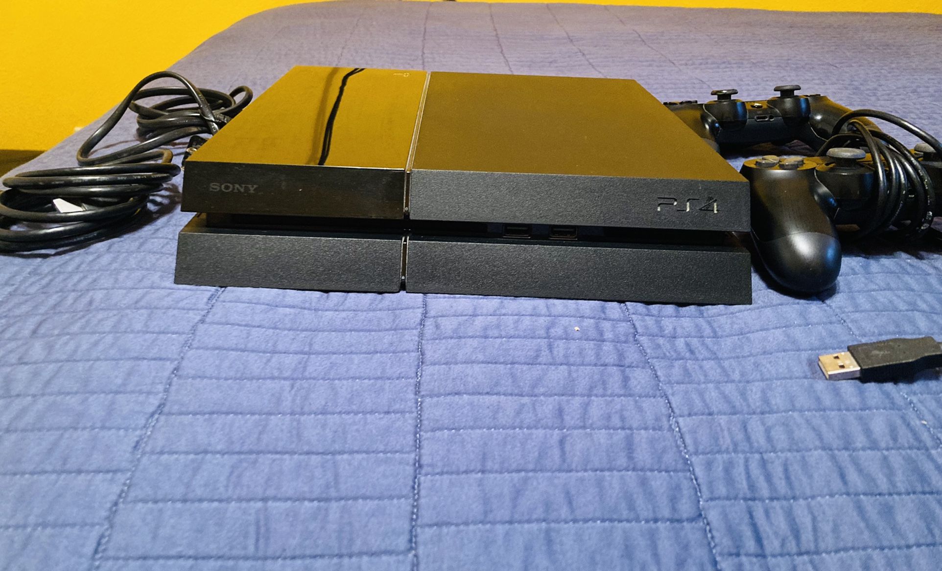 PLAYSTATION 4 PS4 PERFECT CONDITION, 2 Controllers