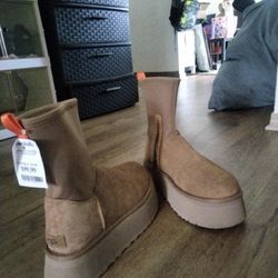 Woman's Uggs Platform Boots 