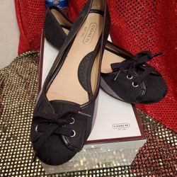 Coach Ladies Size 7.5M Janelle Signature Blavk Shoes. Pre-owned. Excellent. Like New.