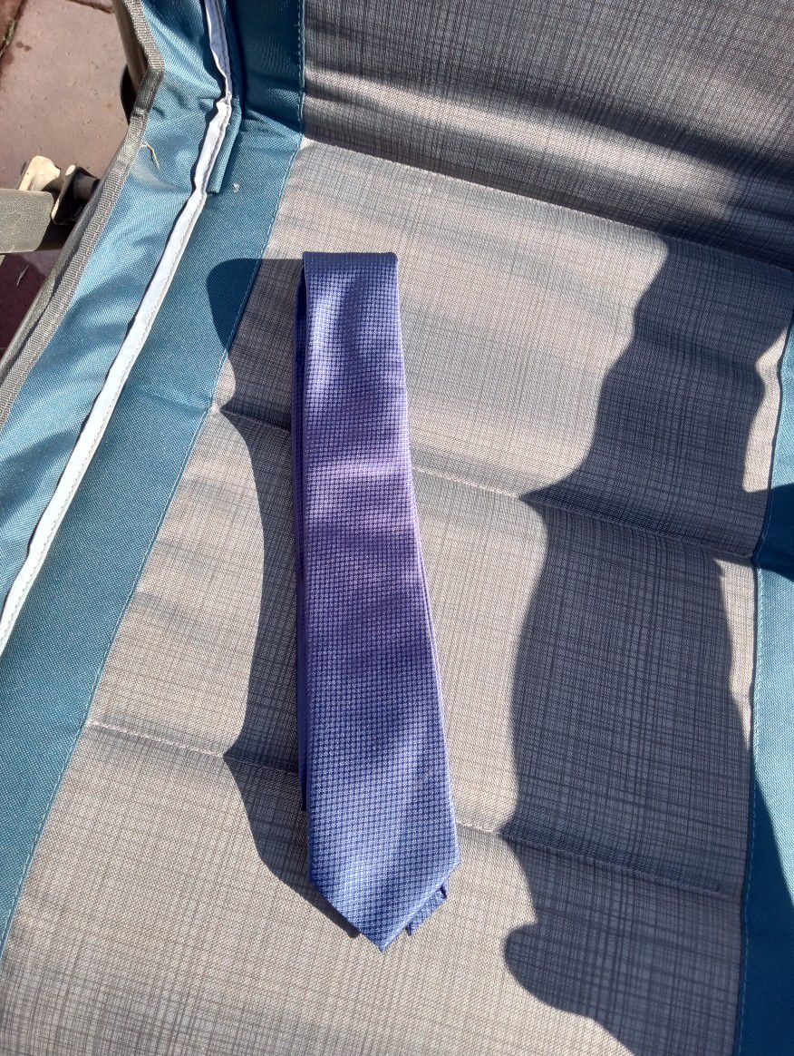 Isaac Mizrahi New York Navy Blue Small Pattern Necktie 60 In