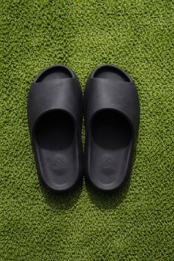 Onyx Yeezy slides size 10