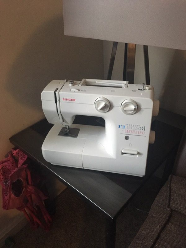 Maquina de coser nueva en su caja