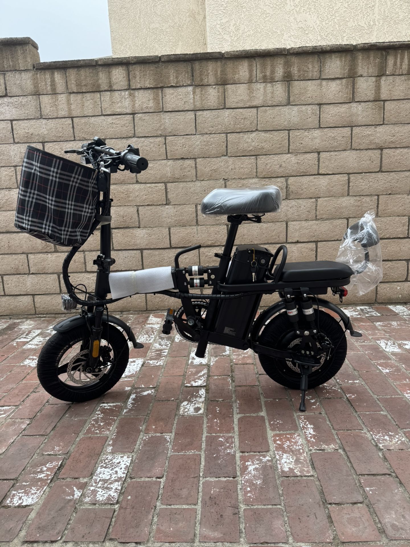 Folding electric bicycle