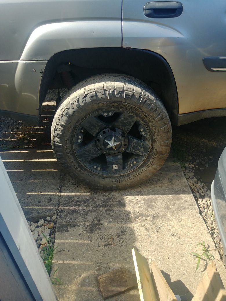 285/65/18 tires on rockstar rims