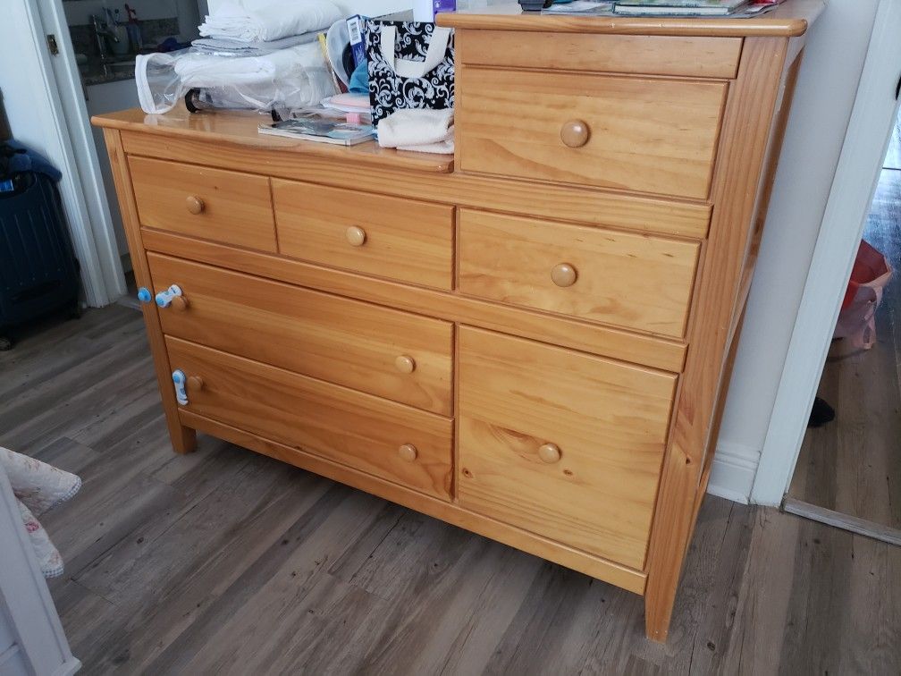 DRESSER / CHANGING TABLE