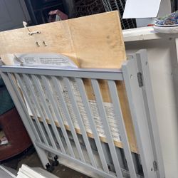 Portable mini crib