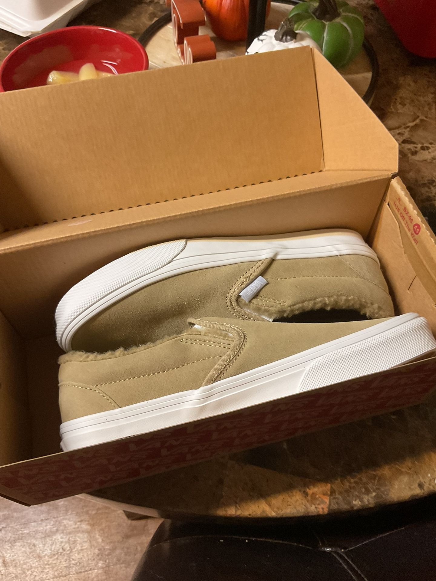 In new condition  size 6 Men or 7.5 women’s 