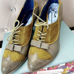 NEW IN BOX, OLIVE COLOR SHOES SZ 7.   $35.00