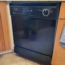 Maytag Dish Washer - Works Well