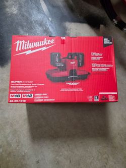Milwaukee, M18 & M12 Four Bay Simultaneous Super Charger w/ PACKOUTâ„¢ Compatibility, Model # 48-59-1818