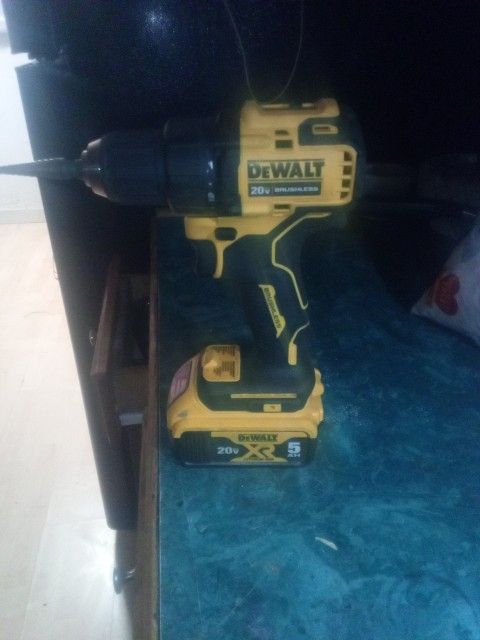 DEWALT 20V MAX Brushless Cordless Drill W/Battery And Charger