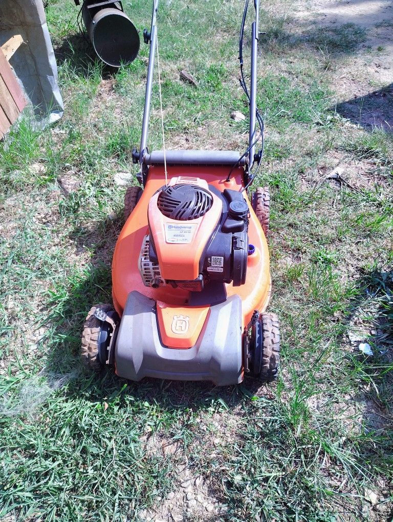 Husqvarna Four-wheel Drive Self-propelled Mower