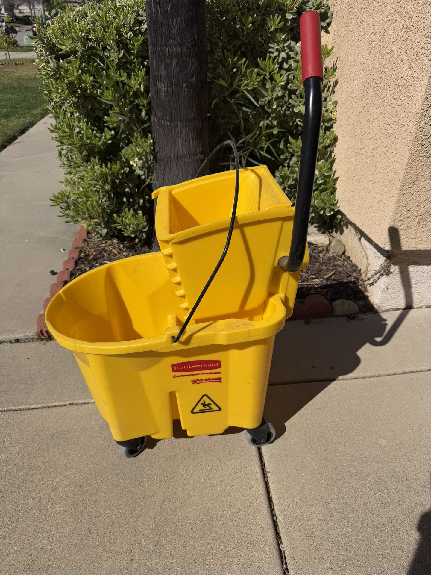 Rubbermaid Commercial Product 35 Qt WaveBrake Mop Bucket& Wringer