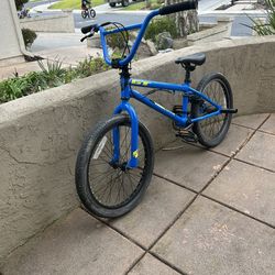 GT Bank BMX bike (blue)