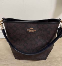 100% authentic Coach bag, large capacity.