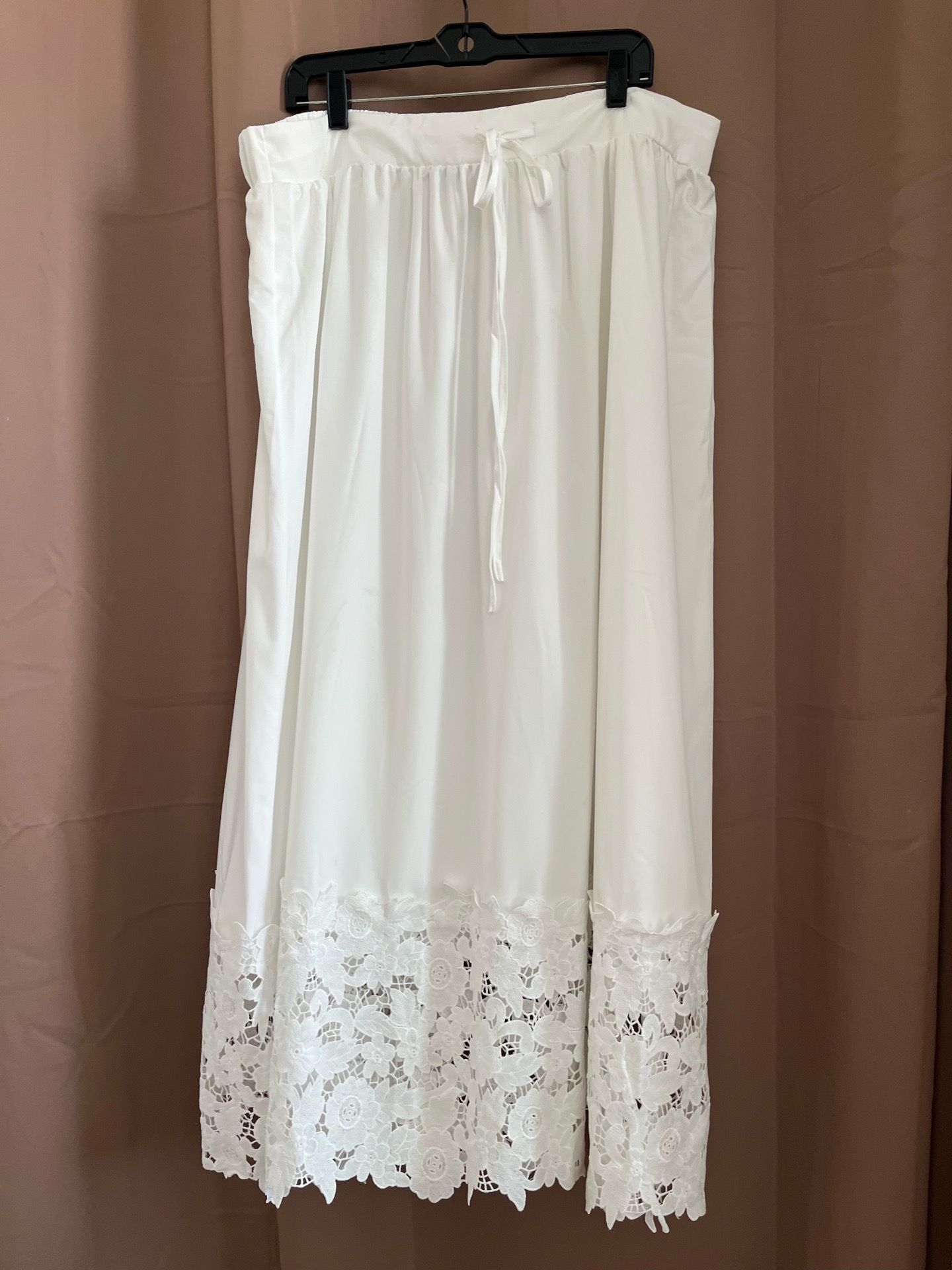 NEW PLUS SIZE WHITE SKIRT