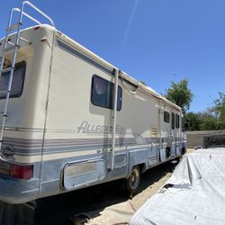 Solid running RV Diesel Pusher 