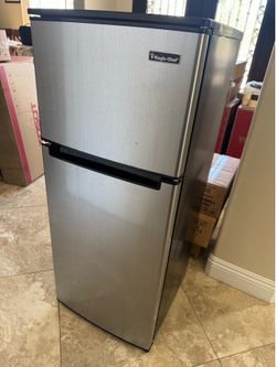 Like new Magic Chef refrigerator