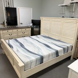 King bed and dresser (FREE 24H DELIVERY AND SETUP)