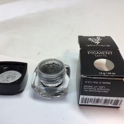 Younique Moodstruck Minerals Pigment MATTE RISQUÉ Eye Shadow, Gray/ BlackNEW