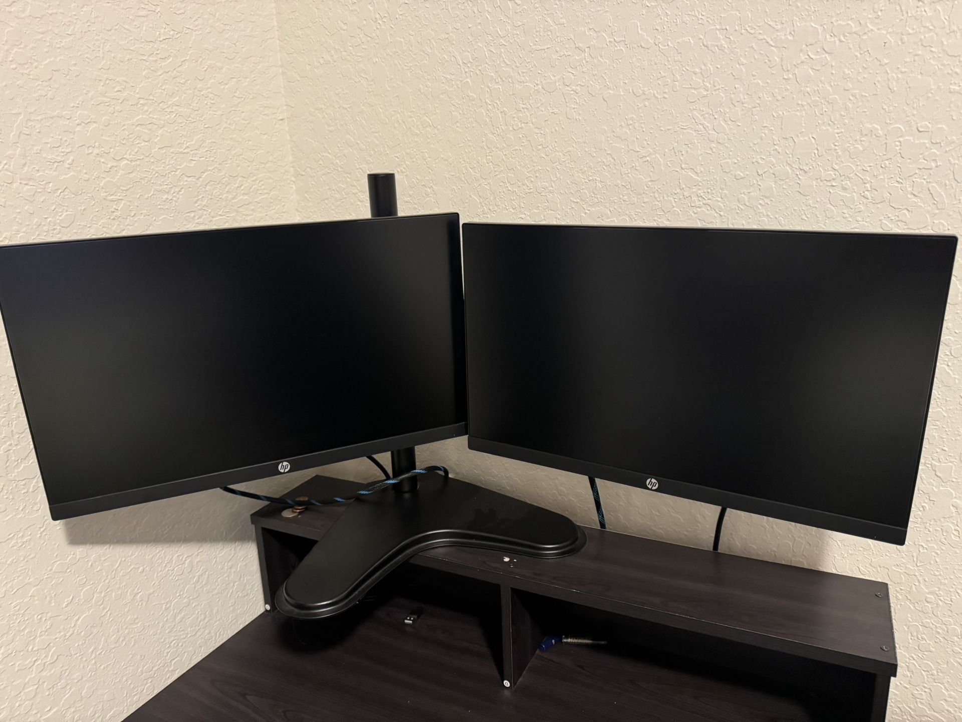 Two hp Monitors