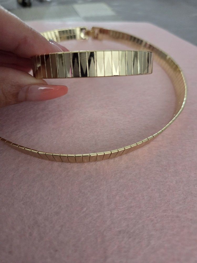 2 Pcs Choker with bracelet.