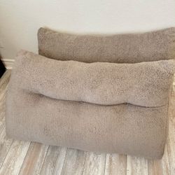 Casual Living Cozy Tan Big Throw https://offerup.com/redirect/?o=UGlsbG93Lk9uZQ==.