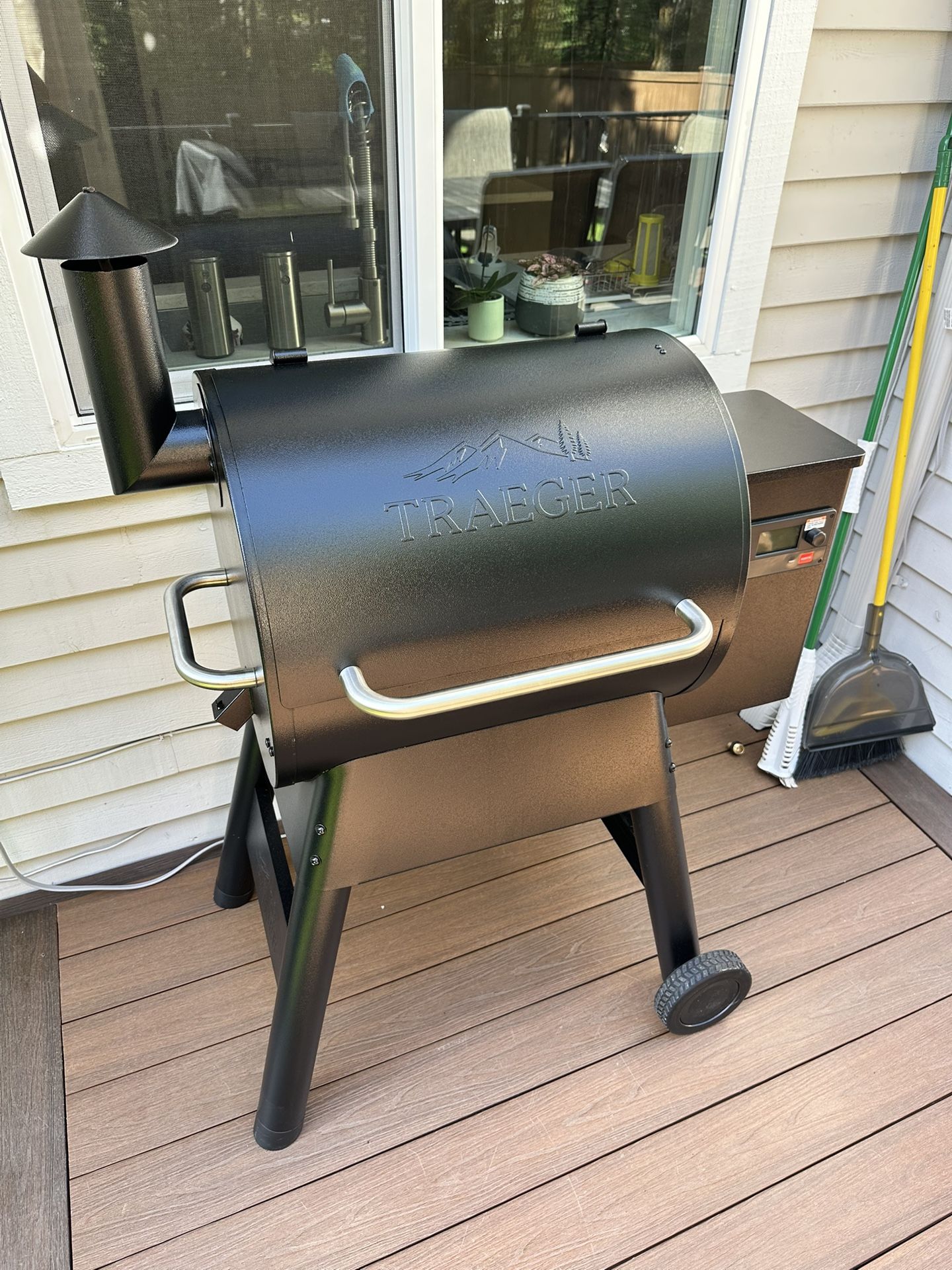 Traeger Pro 575 Wood Pellet WiFi Grill Black & Grill Cover