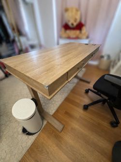 Adjustable work desk