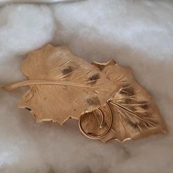 Elegant gold tone double leaf design brooch.