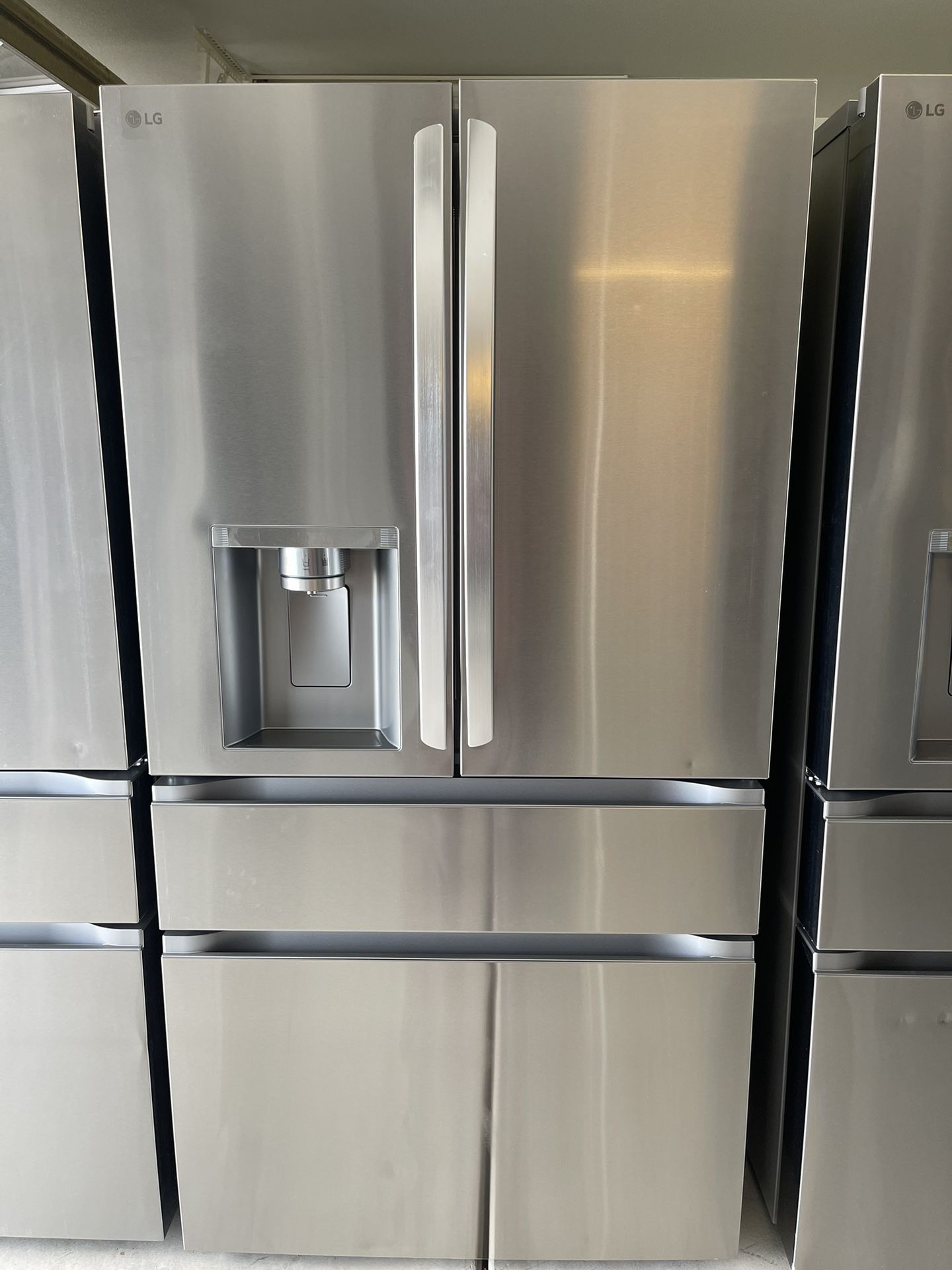 New scratch and dent LG 25 cu. ft. Smart Counter-Depth MAX 4-Door French Door Refrigerator with Full-Convert Drawer.   Warranty and taxes included.  D