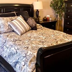 * Price Reduced * Beautiful Black Queen Sleigh Bed