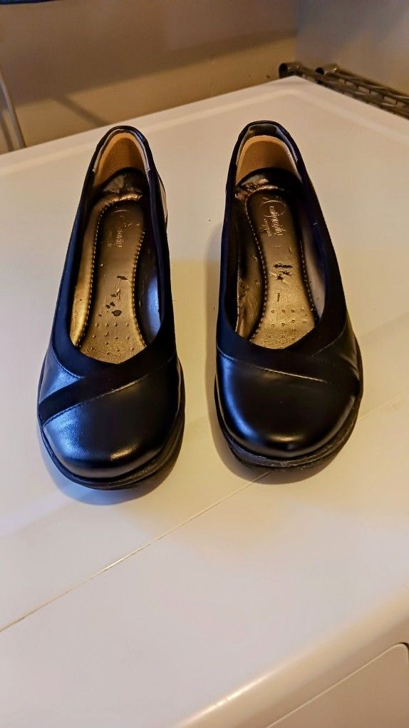 Journee Collection Women's Clover Wedge Sandals Patent Leather Black