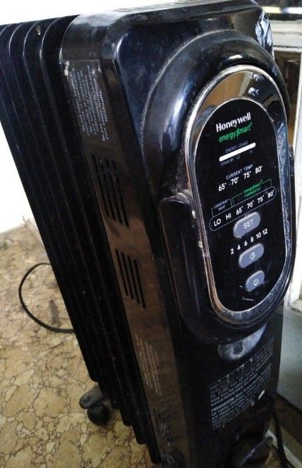 HONEYWELL OIL FILLED ELECTRIC SMART SPACE HEATER WITH THERMOSTAT READINGS