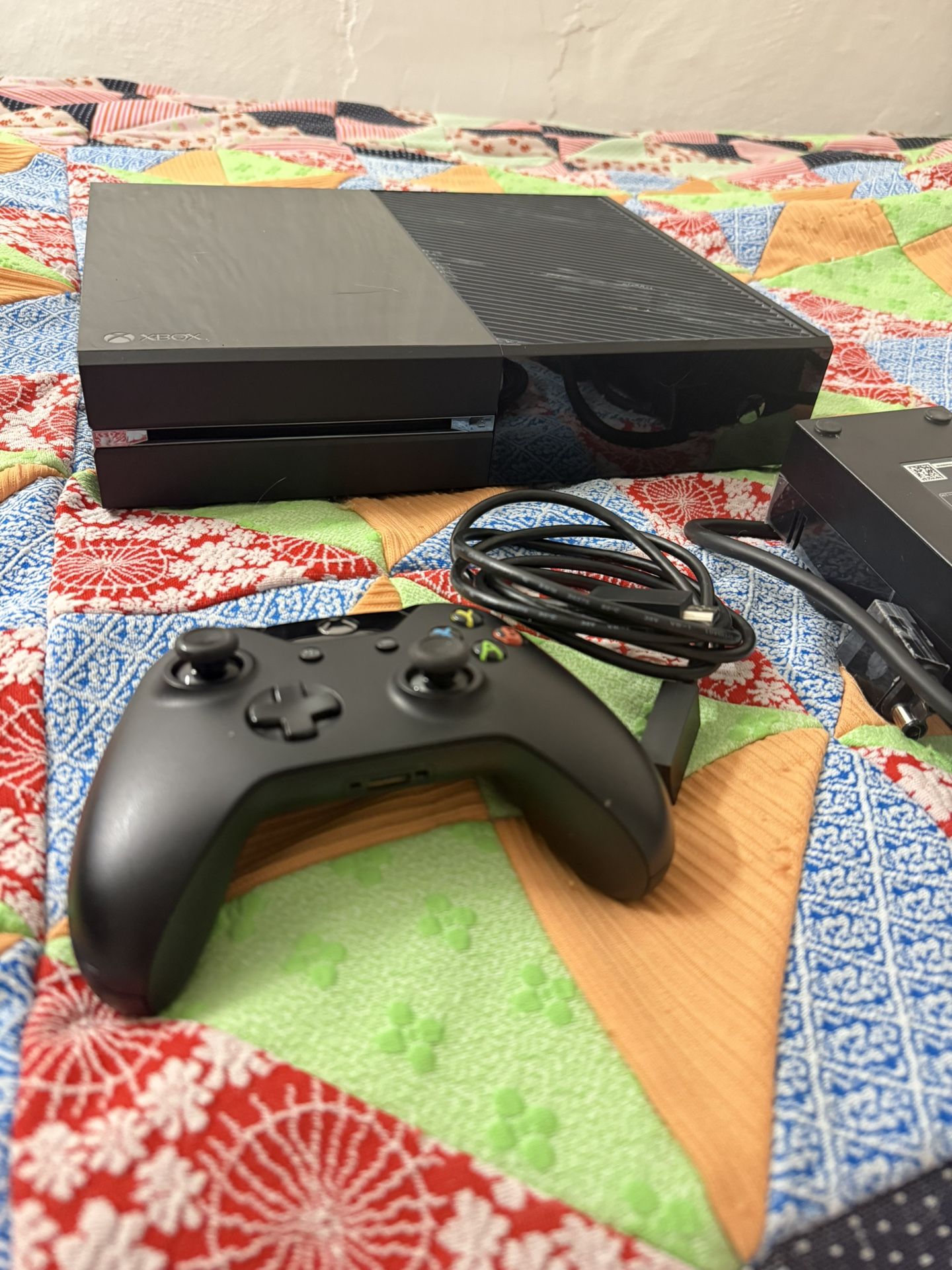 Xbox One+ 1 controller+ Hdmi+ Power Cord