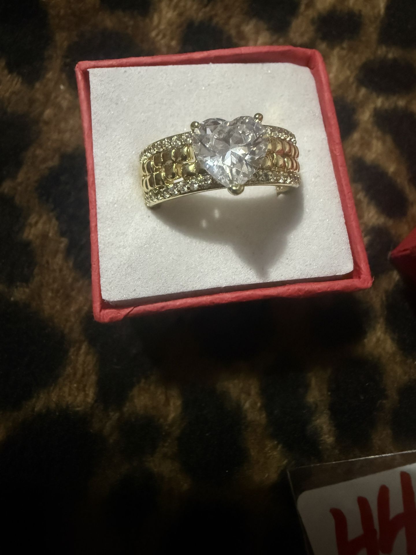 Gold plated with four layers, fourteen, 14, for daily use, does not harm the skin, waterproof, very good quality