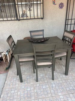 Table + 4 chairs
