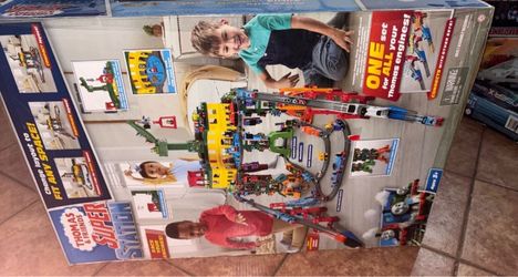 Thomas & Friends Super Station Train Set New!!!