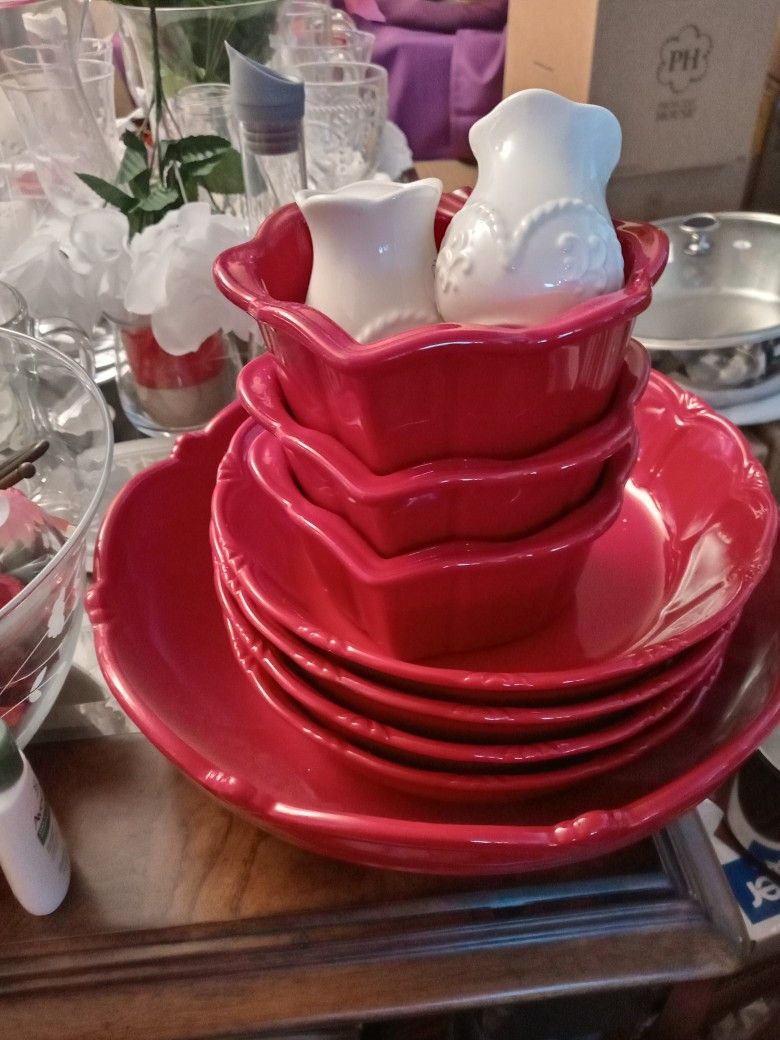 SET DE 4 PLATOS. 4 CORAZONES  ENSALADERA. Y SALEROS. PRINCESS HOUSE