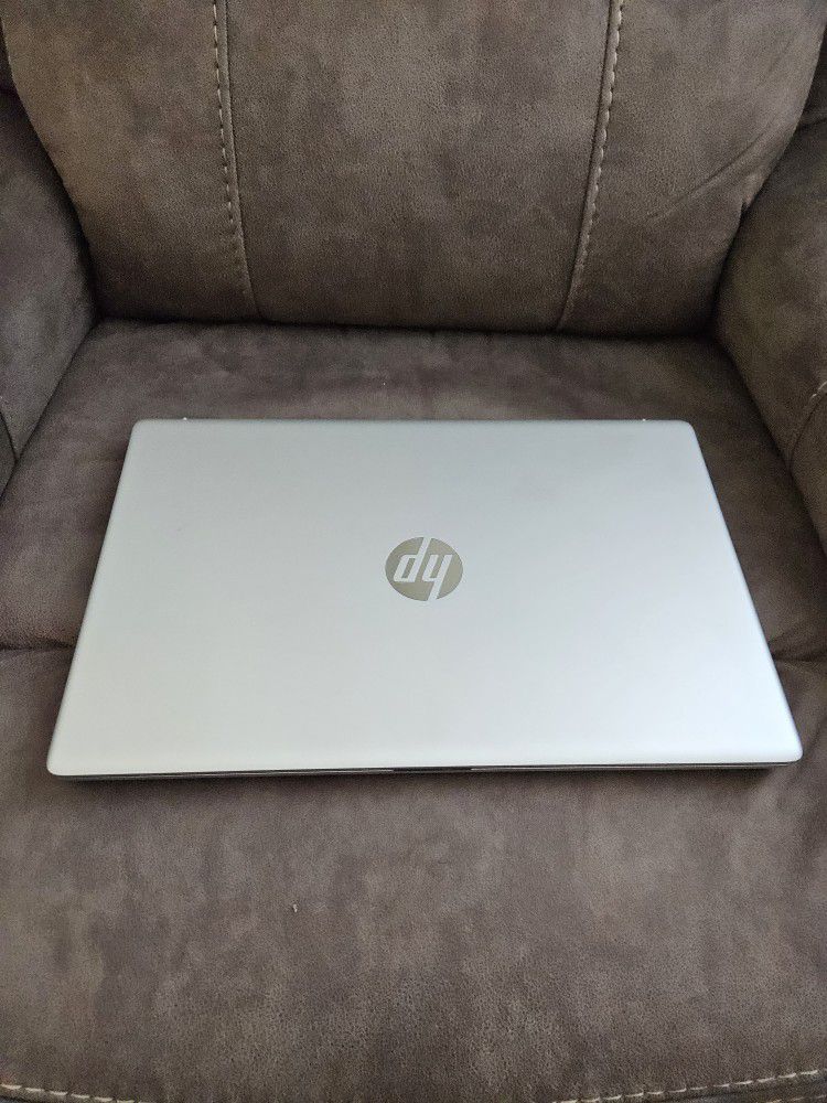 NEW CONDITION HP LAPTOP  BIG 17 INCH SCREEN 